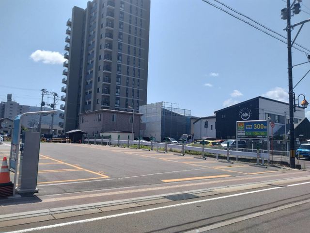 駐車場は会津若松駅方向より一方通行を進み店舗の2軒手前左側の有料駐車場をご利用ください_Lotusgroup まちの駅 Lotus Wood Village