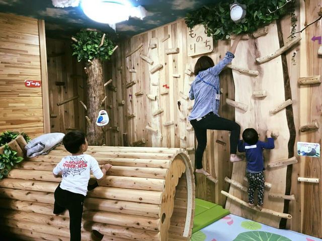 全身を使って遊ぶ木の遊具があります。_Lotusgroup 屋内遊び場 木育広場もくれん