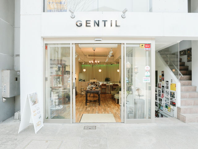 アンティーク調の家具で統一されたおしゃれな店内。GENTILの文字が目印_ジャンティールキタカミ タテマチ店