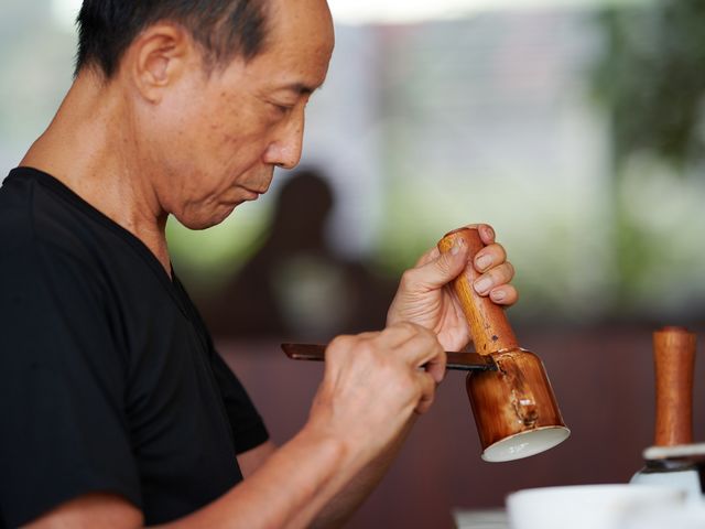 職人さんの技を間近で見ることができます_錦古里漆器店