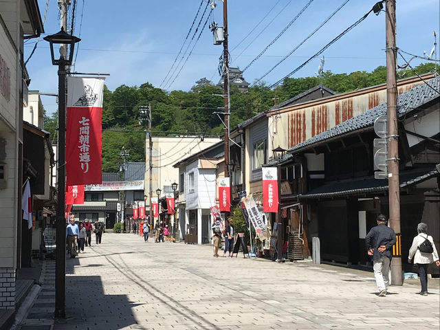 店の前から七間通りを見渡せば、天空の城で話題になった「越前大野城」が見えます。_手作り工房 もっこ
