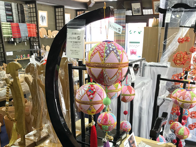 店内には木工、漆、裂織り、からくり玩具、布細工など、いろいろな作品が並んでいます。_手作り工房 もっこ