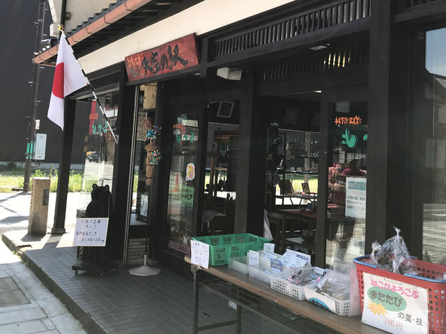 いろんなジャンルの作家さんが日替わりでお店に来ています。今日はどんな作家さんに会えるか、お楽しみに!_手作り工房 もっこ