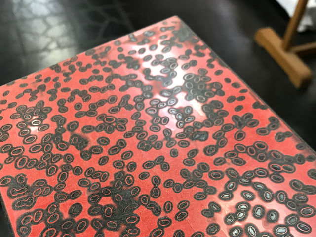 漆塗りの花台です。磨いて、模様を際立たせていきます。_手作り工房 もっこ