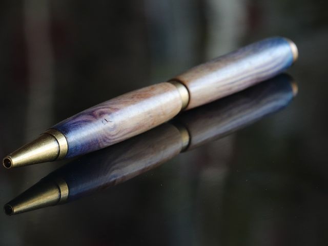 天然木から、創造力を武器にカッコイイペン作り_TEWOFURU