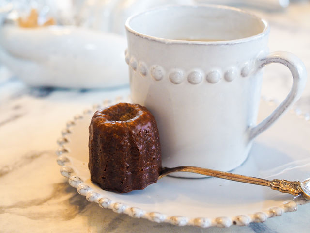 フランスで、小さいサイズのカヌレをコーヒーと一緒にスプーンにのせて提供されたのが可愛かったので真似てみました♪_Le Laboratoire 福島教室