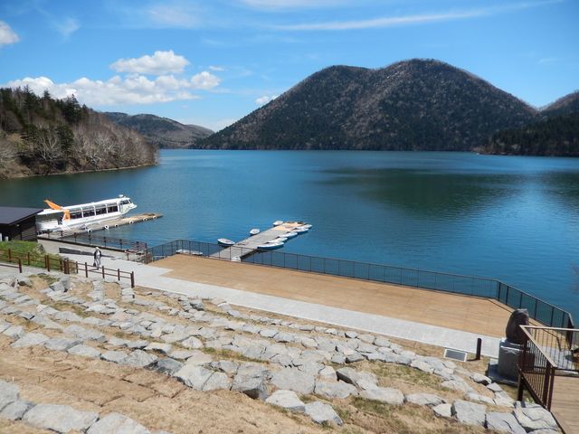 湖畔園地からくちびる山を眺める_然別湖畔温泉ホテル 風水
