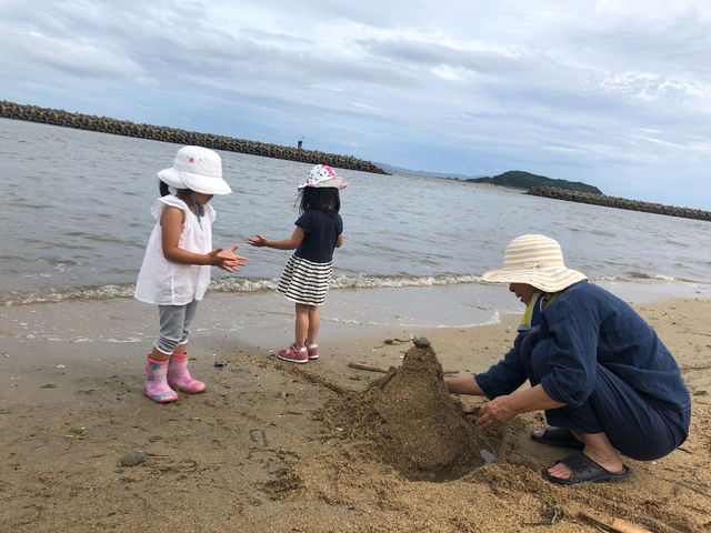 目の前は、綺麗な海水浴場 吉良ワイキキビーチ。家族連れでも、家族同士で一緒に集まって、海で遊びながらと、テトラポットからは釣りも楽しめる場所となってます_BBQ&BEER GARDEN うみともり