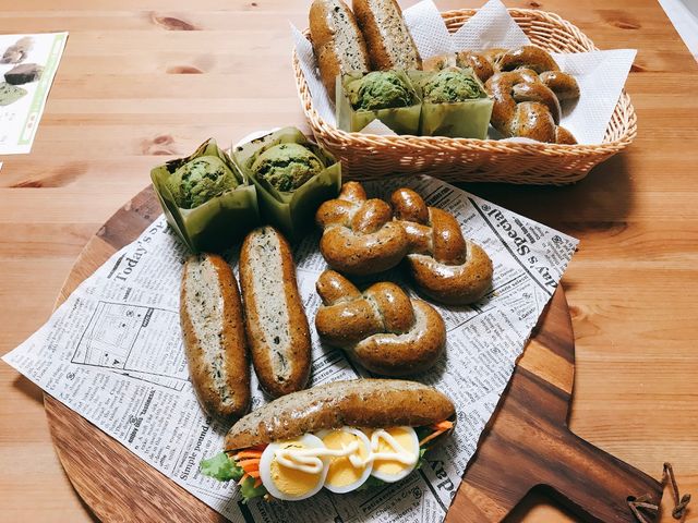 生徒さまの作られたパンです(黒ごまのクッペ&編みパン)_手作り教室 パン工房CASA