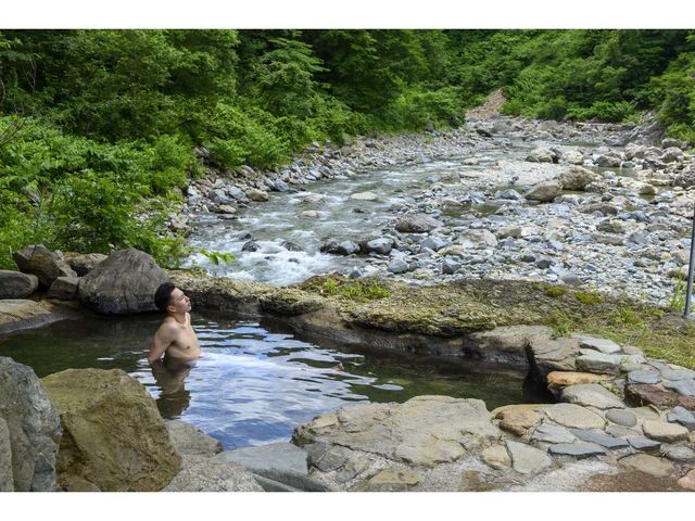 露天風呂では秋山郷の雄大な景色を満喫できます。_秋山郷 雄川閣