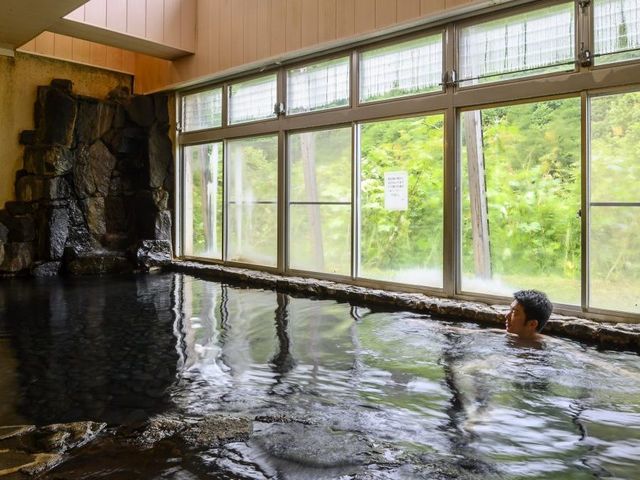 湯量豊富な源泉かけ流しの内湯です。_秋山郷 雄川閣