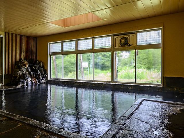 大きな窓からは切明の大自然を一望できます。_秋山郷 雄川閣