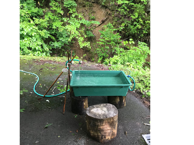 川の水を寄り道させての洗い場
お子さまの水遊び場になったり♪
もちろん ちゃんとした水道設備もございます
_ぴざかや陶芸くらぶ