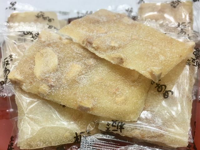 【板あめ】高温で煮詰めた米飴にピーナッツを混ぜ合わせ、パリパリとした軽い歯応えを楽しめる様に薄く伸ばして板状に仕上げています。当店一番人気商品です。_山屋御飴所