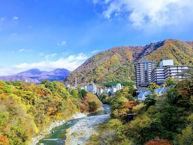 紅葉の温泉街_鬼怒川温泉まち歩きツアー