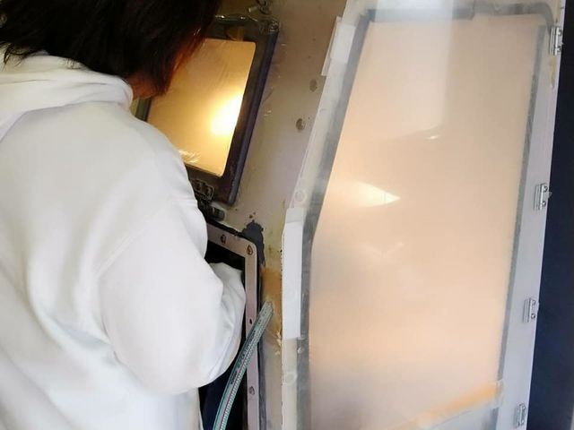 専用のボックス(サンドブラスター)で砂を吹き付けます!_ART FIELD