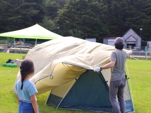 テント設営の様子。自分たちの力でテントを張ることで、協調性を養ったり、充実感が満喫できる_六甲山アドベンチャースクール