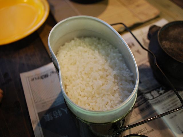 アウトドアクッキング:飯盒炊爨の様子。窯の火入れから体験できます。_六甲山アドベンチャースクール