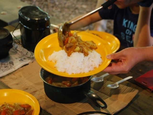 アウトドアクッキング:カレー作りの様子。自分で炊いたご飯とカレーを盛り合わせ、完成!_六甲山アドベンチャースクール