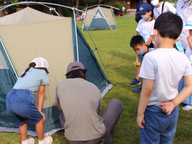 テント設営の様子。子ども〜大人まで誰でも設営できます。_六甲山アドベンチャースクール