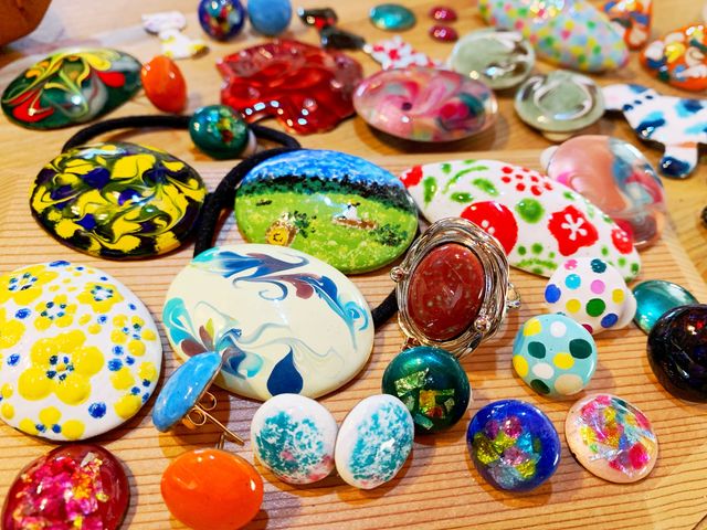 イヤリングやピアス、ヘアゴムやブローチ、ペンダントなどアクセサリー全般が制作できます。_民泊工房FUu~