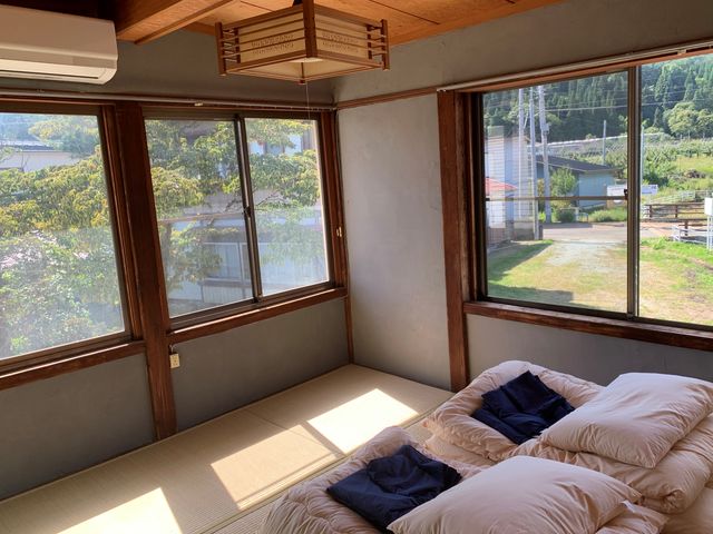 宿泊部屋です。
今はカーテンが付いているので丸見えではありませんのでご安心を。_民泊工房FUu~