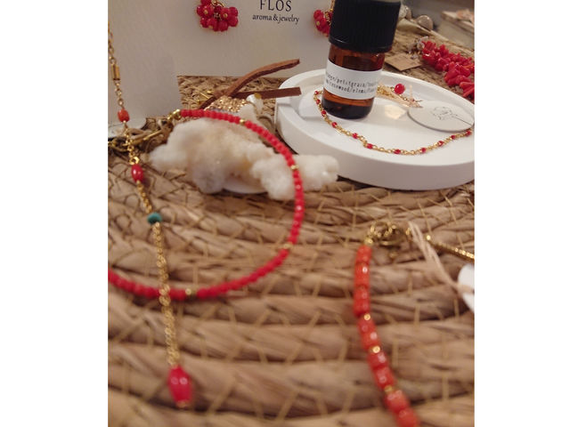 人気の誕生石シリーズのアクセサリーとその香り_FLOS