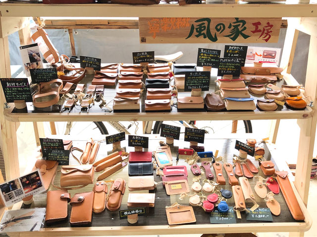 イベントの時の什器です。小物が並んでます。体験で作れるものもあります。_寧楽兄弟社 風の家工房