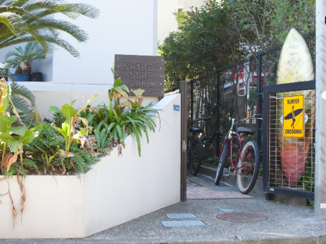 小田急線片瀬江ノ島駅から徒歩6分!サーフボードとShare Surf room の看板が目印。_BEACHTOWN 鵠沼