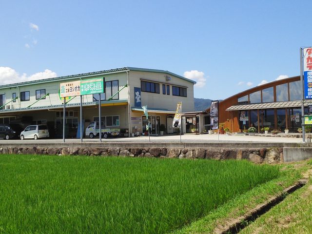 大型バスも停まれる広い駐車場_畳工房ヨシオカ
