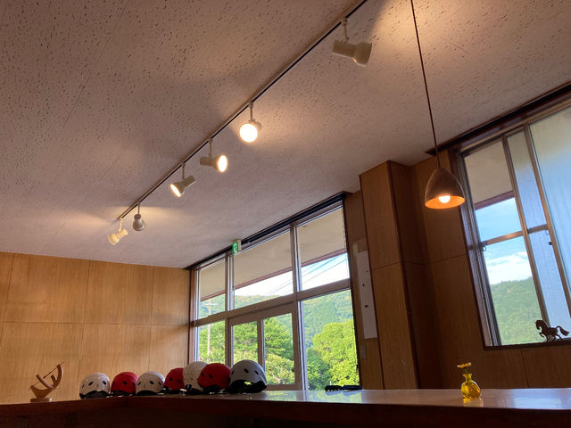 baseは、川から少し上がった集落の中に!窓からはドーンと山が見え、ゆったりとした時間が流れています。_LOBO RAFTER (ロボラフター)