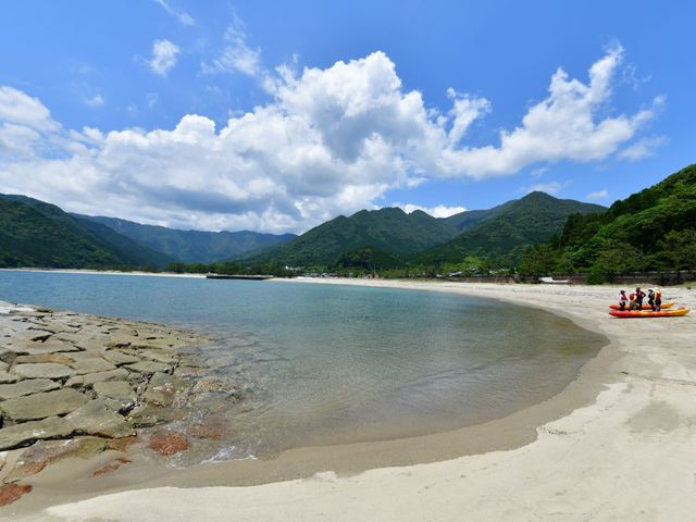 美しい三木里ビーチの東端の名柄の浜で_みきさといーぐみ