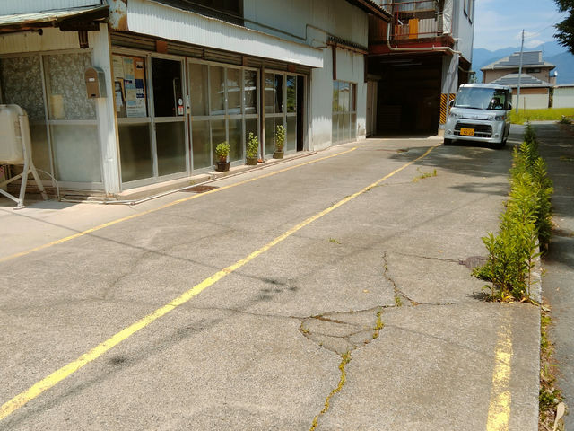 広い駐車スペースです_長野陶材