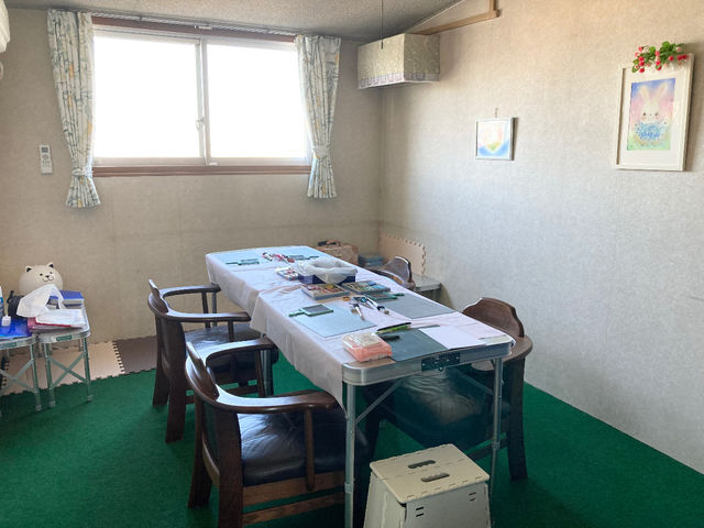 こじんまりとしたお部屋でそれぞれのペースでゆっくり描いていただけます。_パステルアートはぁと屋さん