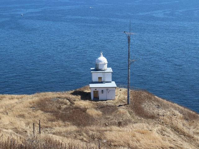 ペシ岬展望台から鴛泊灯台を見下ろす_Island Time