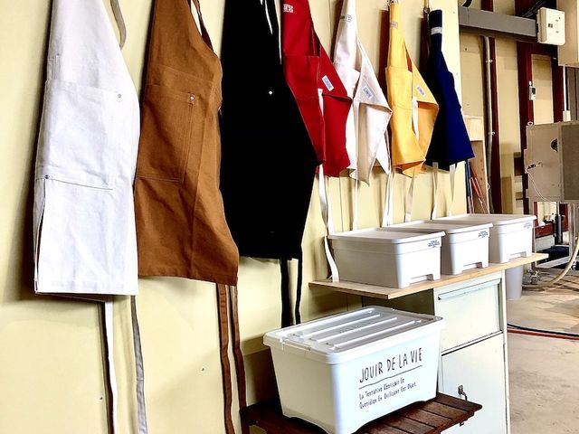 シンプルなエプロン_GLASS WORKS ONDO