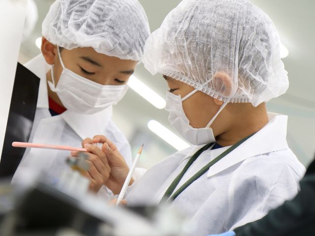 歯ブラシづくりを間近で見学。_株式会社タナベ