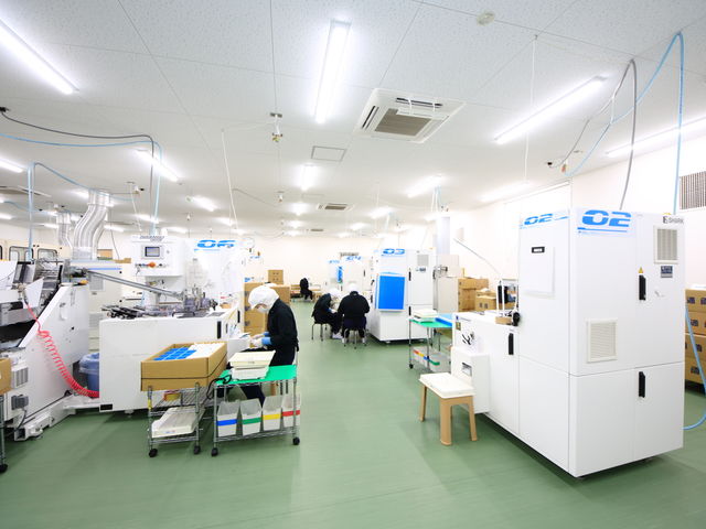 2階の工場内も、明るく清潔な環境。_株式会社タナベ
