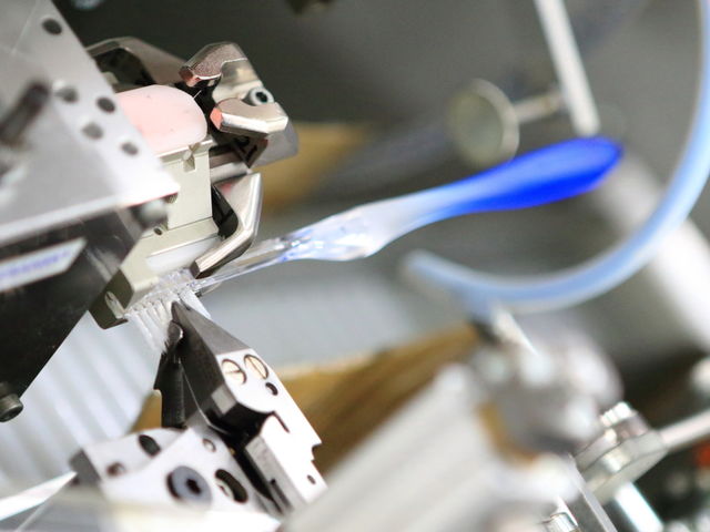 最新の高速植毛機を使って製造体験!
_株式会社タナベ