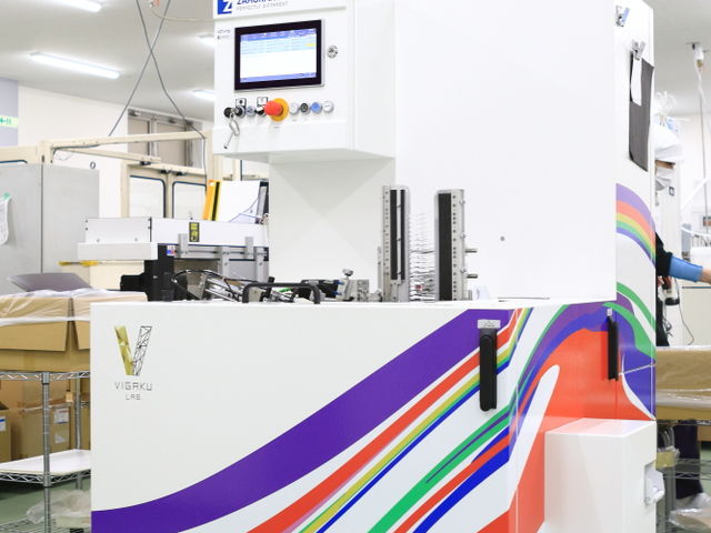 ラッピングが施された専用植毛機。_株式会社タナベ