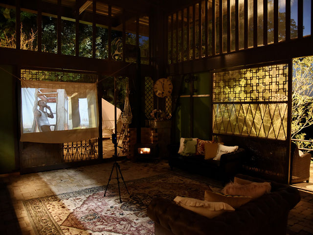 屋内と屋外にシアターエリアを設けております。状況に応じて、リクエストにもお応え可能♪_The Forest Garden Kiminomori