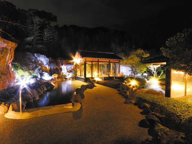 夜はライトアップされた幾つもの露天風呂をお楽しみください。_リバティーリゾート久能山