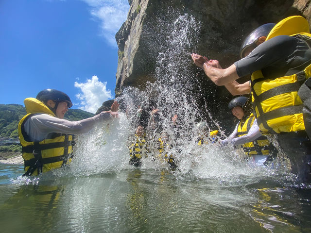まずは水かけ!_吉野・川遊び Nature Lab Hokule'a