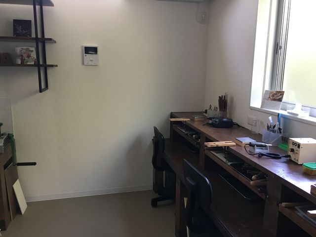 作業机は3人用ですが、4人まで使用できます_シルバー工房PENA