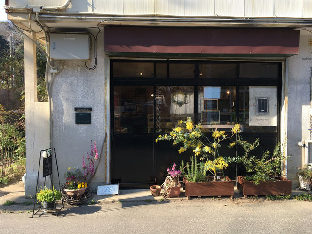 比田勝郵便局の向かえでひっそりとお店をしています。横に1台分の駐車場もございますのでレンタカーでお越しの際はご利用ください。_対馬パールプロジェクト
