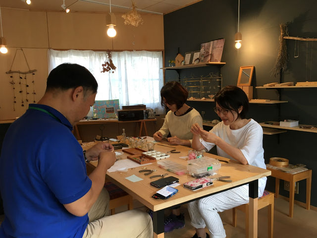 早い方で30分、ゆっくり時間をかけられる方で1時間少しで、アクセサリーが作れます。_対馬パールプロジェクト