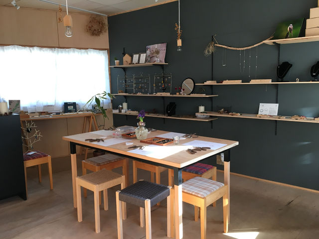 狭い店内ですが対馬のヒノキで作られた家具でおくつろぎください_対馬パールプロジェクト