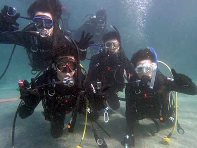 足の立つところから練習して、フローティングベストという楽に浮いてられるベストを着て魚やサンゴを見に行きます。_シーポイントダイビングスクール