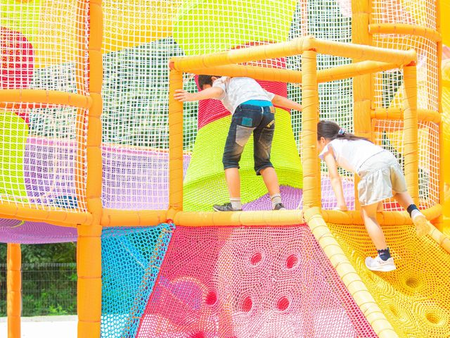 カラフルなネット遊具★_那須の森の天空キャッスル キツネノボリ