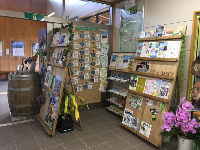 観光情報等のパンフレットラック_都農町観光協会